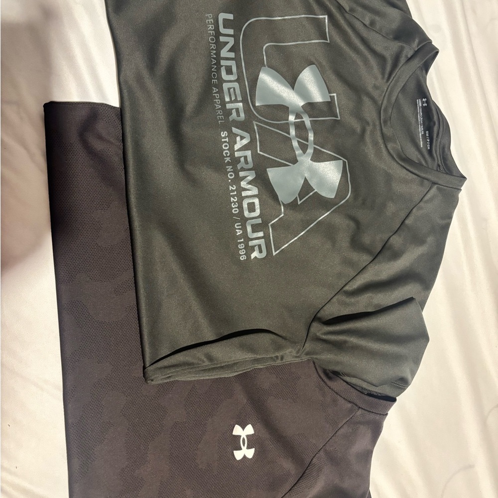 Under Armour Men's Dark Gray and Black Short Sleeve Tees